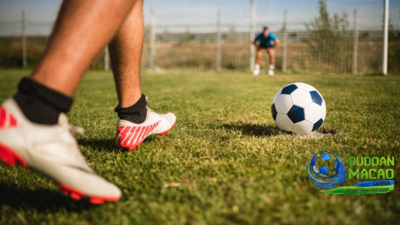 Nhiều tình huống vi phạm để thổi phạt penalty